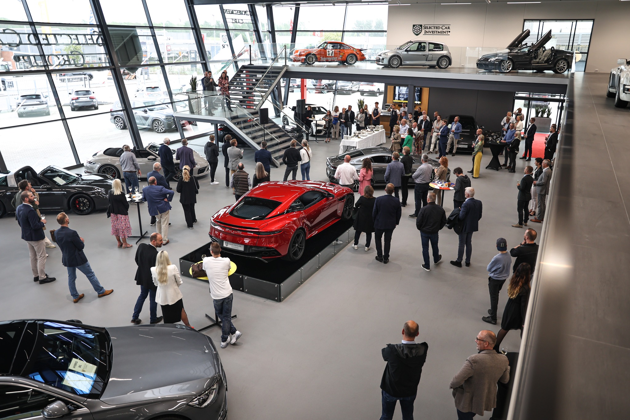 Selected Car Group arrangement i showroomet