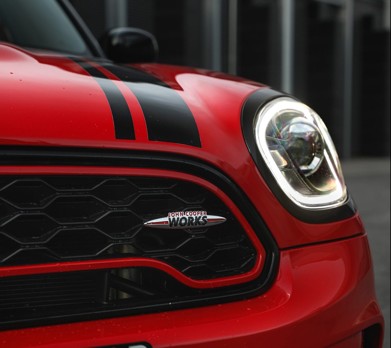 Rød Mini Cooper forlygte