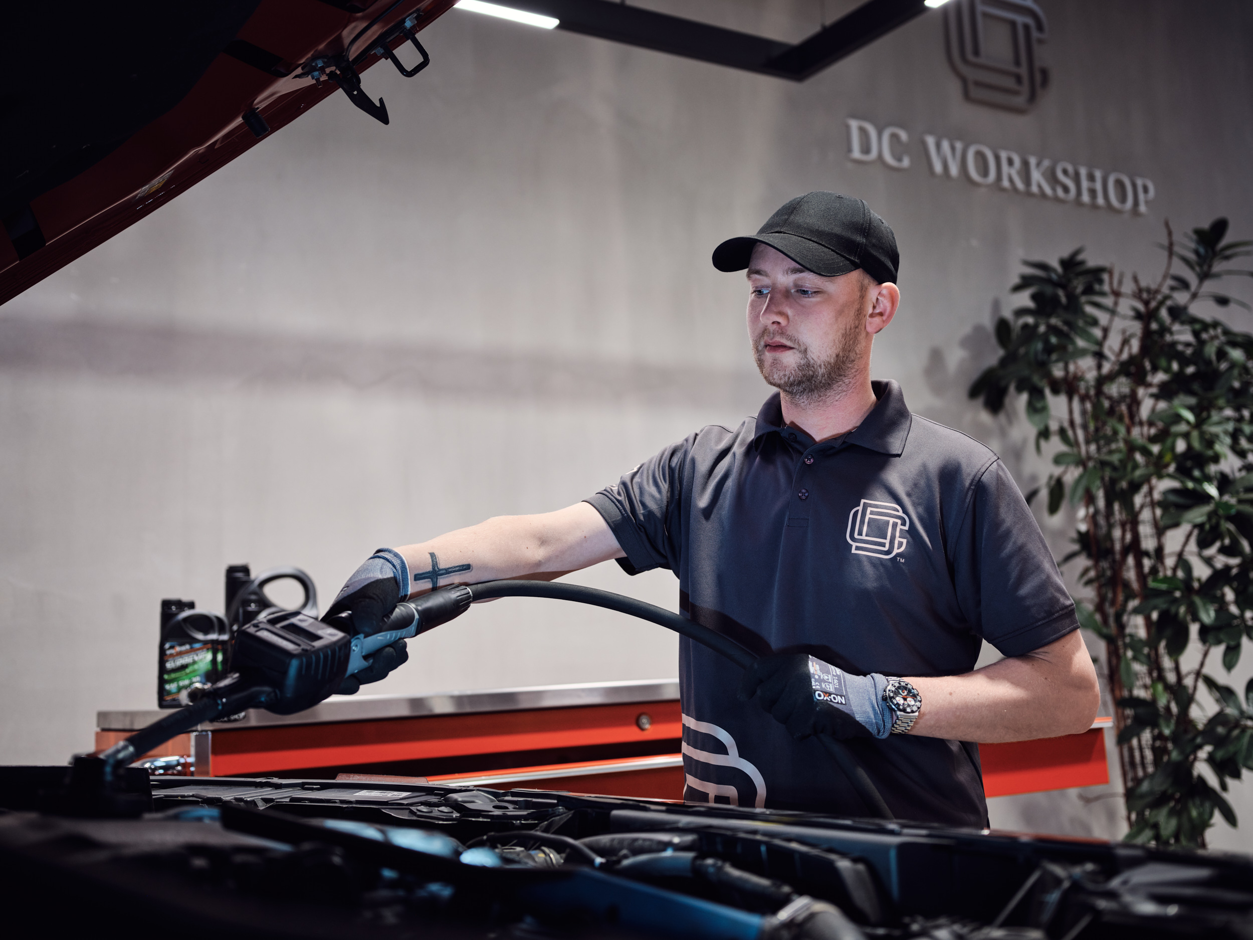 mekaniker arbejder på motor