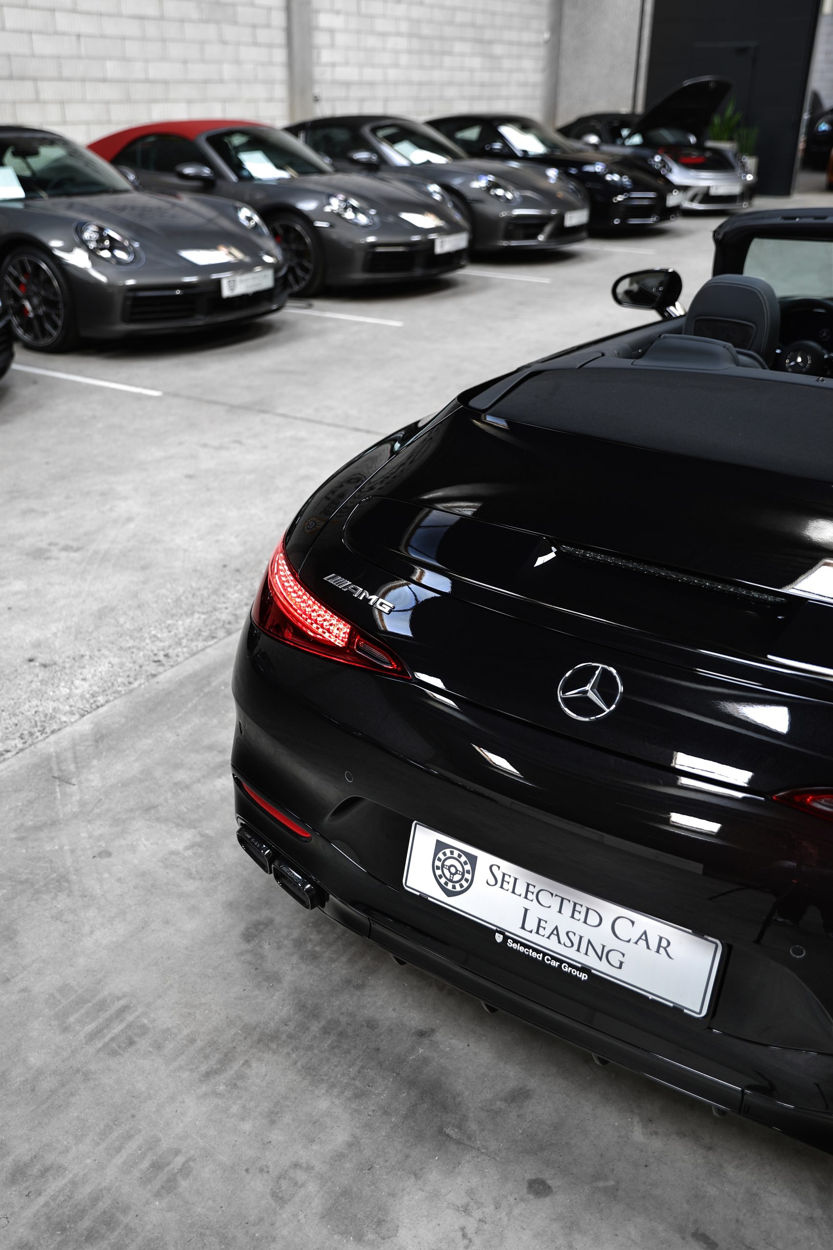 Sort Mercedes-AMG SL Roadster i Selected Car Leasings showroom