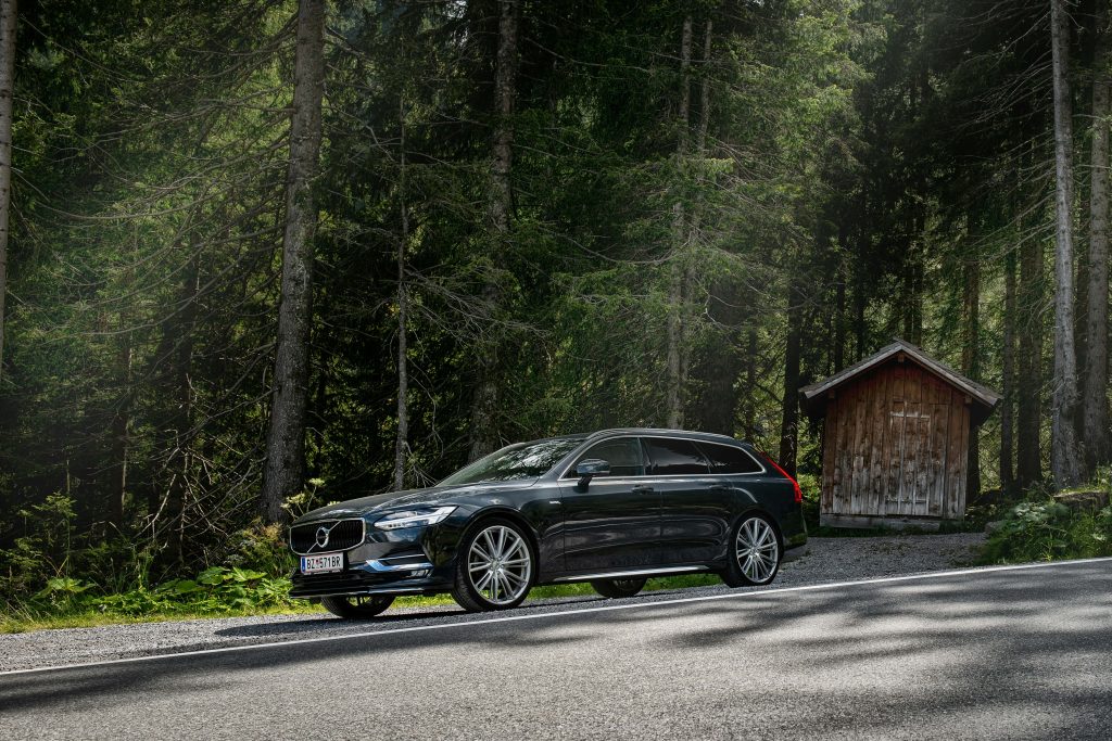 Volvo leasingbil i skov