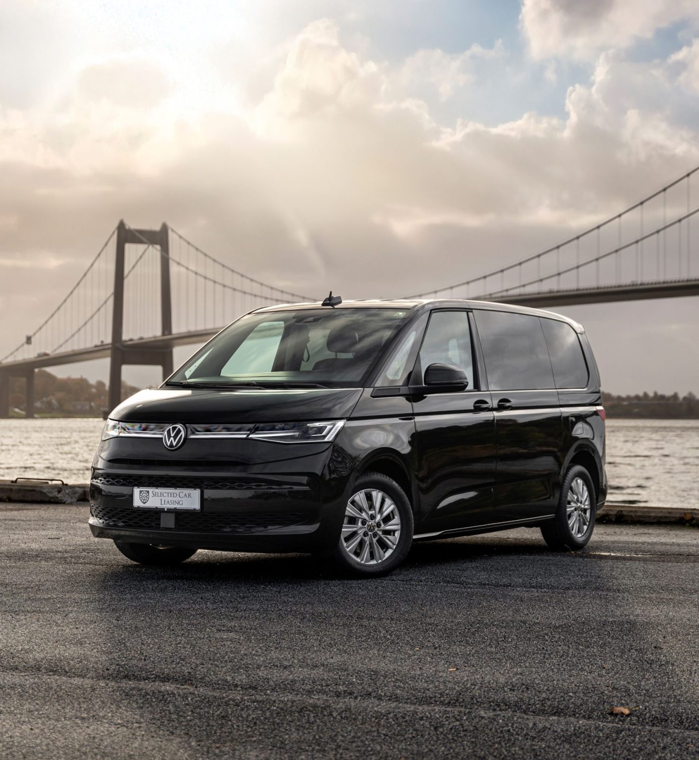 Volkswagen Multivan under Lillebæltsbroen