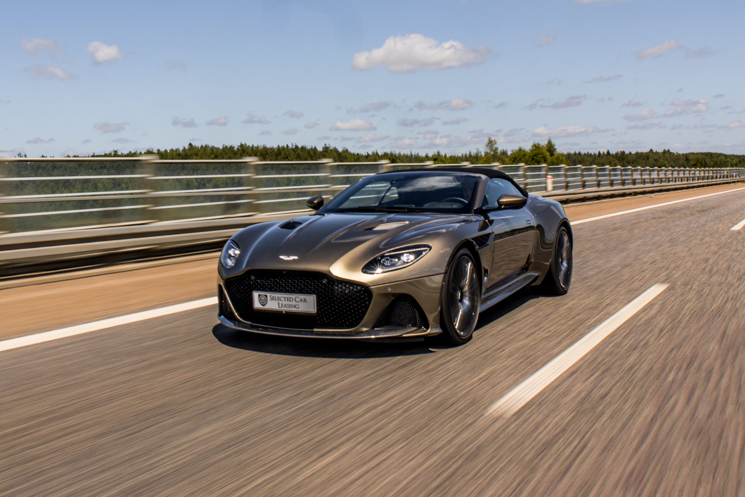 Aston Martin DBS Superleggera Volante på vejen
